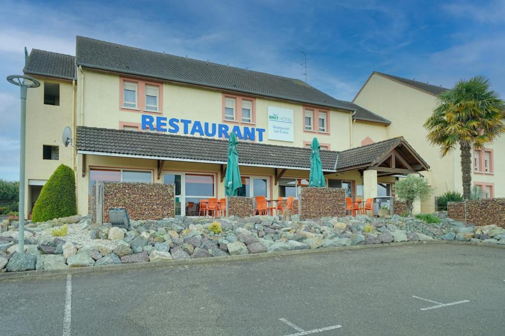 Brit Hotel Les Evens サン・サテュルナン エクステリア 写真