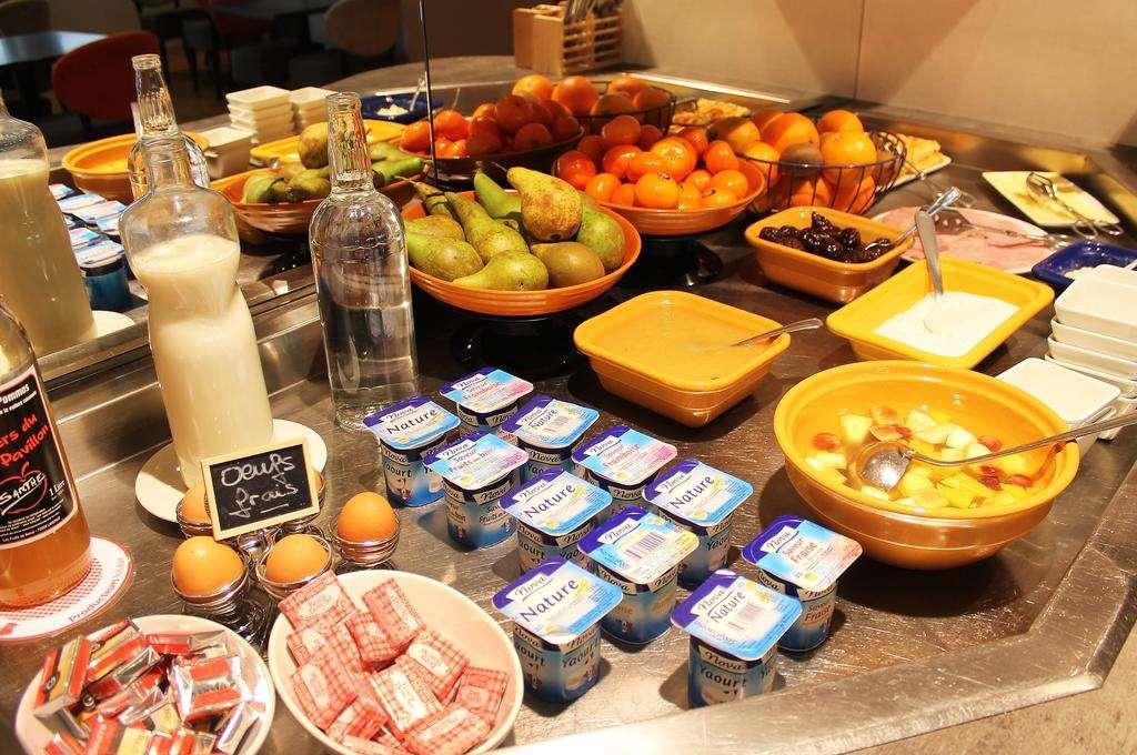 Brit Hotel Les Evens サン・サテュルナン レストラン 写真
