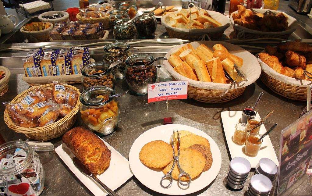 Brit Hotel Les Evens サン・サテュルナン レストラン 写真
